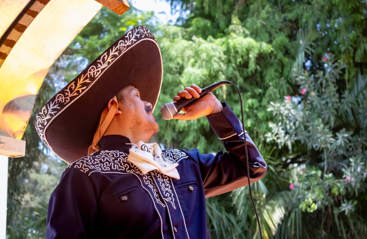 Charro cantante con sombrero bordado y traje de charro